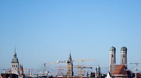 Baukräne in München. Im kommenden Jahr könnte die bayerische Wirtschaft nach Prognose der Vereinigung der bayerischen Wirtschaft wieder leicht wachsen. (Symbolbild) / Foto: Sven Hoppe/dpa