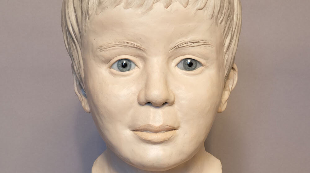 Mit einer Gesichtsrekonstruktion des toten Jungen sucht die Polizei den Täter. (Archivbild) / Foto: Polizeipräsidium Oberbayern Nord/dpa