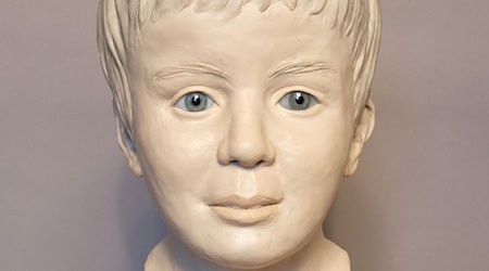 Mit einer Gesichtsrekonstruktion des toten Jungen sucht die Polizei den Täter. (Archivbild) / Foto: Polizeipräsidium Oberbayern Nord/dpa