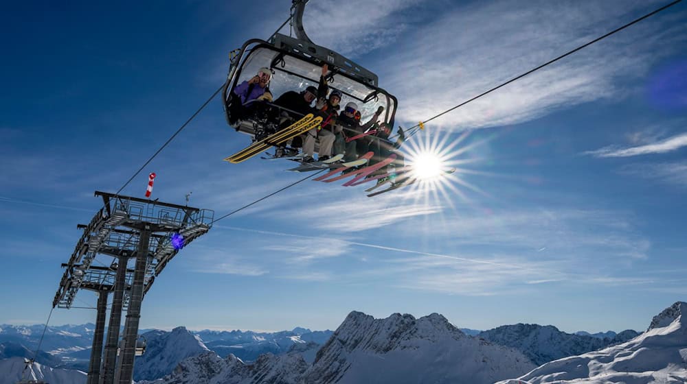 An der Zugspitze eröffnete das Skigebiet im November. Die Hauptsaison dort und vielen anderen alpinen Skigebieten beginnt an diesem Wochenende. (Archiv) / Foto: Peter Kneffel/dpa