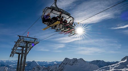 An der Zugspitze eröffnete das Skigebiet im November. Die Hauptsaison dort und vielen anderen alpinen Skigebieten beginnt an diesem Wochenende. (Archiv) / Foto: Peter Kneffel/dpa