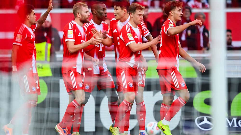 Traf sehenswert zur Münchner 1:0-Führung: Konrad Laimer (2.v.l.). / Foto: Tom Weller/dpa