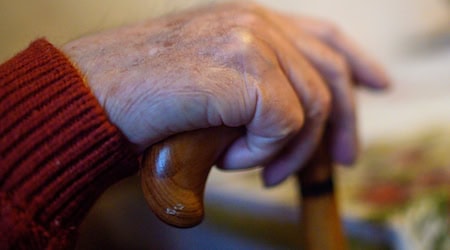 Das bayerische Landespflegegeld wird halbiert. (Symbolbild) / Foto: Klaus-Dietmar Gabbert/dpa