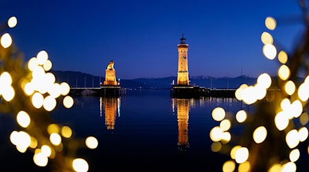 Während sich unten Besucher auf Weihnachten einstimmen, fliegt oben eine Drohne. (Symbolbild) / Foto: Ulf Vogler/dpa