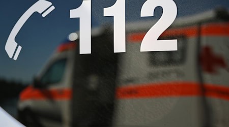 Die Feuerwehr und der Rettungsdienst rückten aus. (Symbolbild) / Foto: Patrick Seeger/dpa