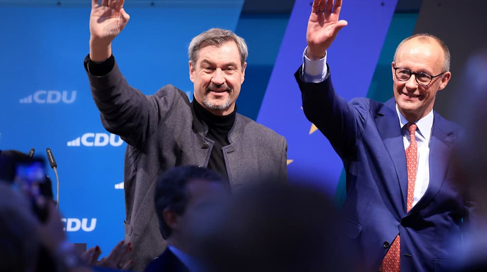 Markus Söder und Friedrich Merz wollen auf dem CSU-Parteitag wieder Einigkeit demonstrieren. (Archivfoto) / Foto: Oliver Berg/dpa