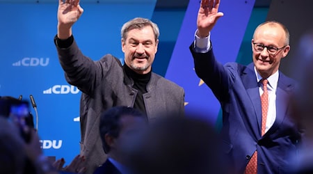 Markus Söder und Friedrich Merz wollen auf dem CSU-Parteitag wieder Einigkeit demonstrieren. (Archivfoto) / Foto: Oliver Berg/dpa