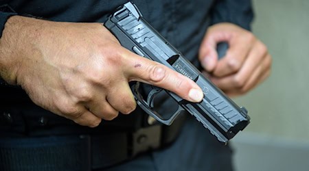 Bei dem Einsatz fiel mindestens ein Schuss aus einer Dienstwaffe der Polizei. (Symbolbild) / Foto: Matthias Balk/dpa