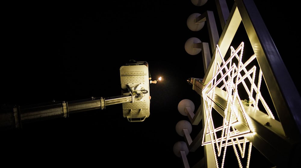In München sollte am Montagnachmittag die erste Kerze am Chanukka-Leuchter entzündet werden. (Symbolbild) / Foto: Carsten Koall/dpa