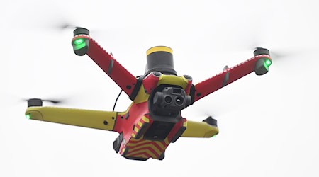 Die Drohnen sollen noch vor den Einsatzkräften vor Ort sein und der Einsatzleitung bei der Einschätzung helfen. / Foto: Felix Hörhager/dpa