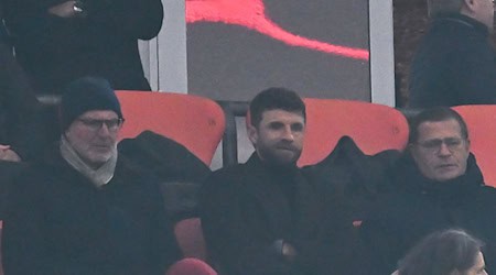 Müller (m) sieht die Bayern-Mühen beim 2:2 gegen Mainz. / Foto: Sven Hoppe/dpa