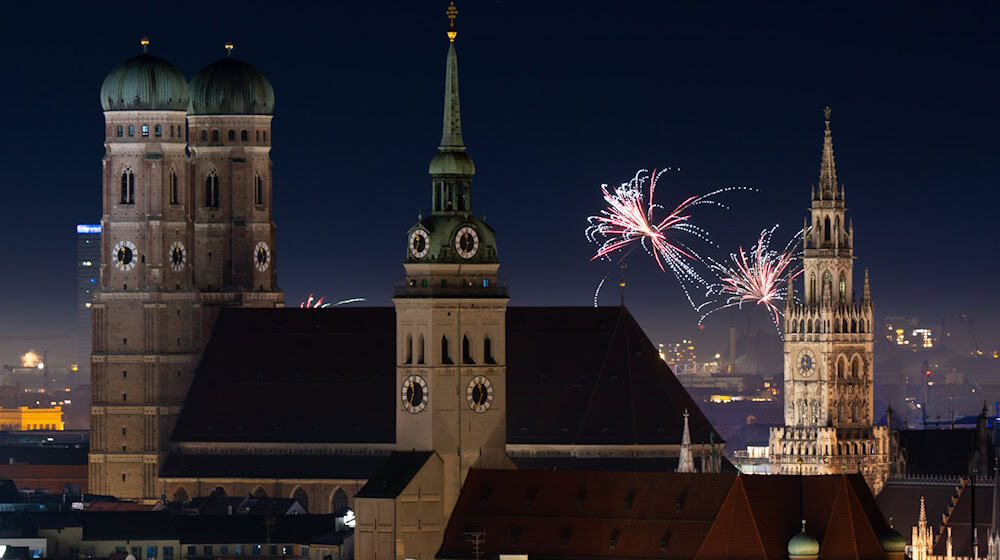 Als Ersatz für Böller und Feuerwerk plant die Stadt München eine Licht- und Lasershow auf der Silvestermeile. (Archivbild) / Foto: Sven Hoppe/dpa
