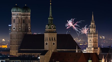 Als Ersatz für Böller und Feuerwerk plant die Stadt München eine Licht- und Lasershow auf der Silvestermeile. (Archivbild) / Foto: Sven Hoppe/dpa