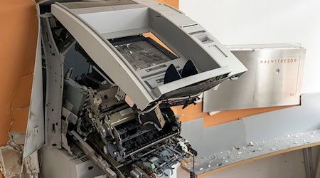 Das Quartett soll am Montagmorgen einen Geldautomaten in Ehekirchen gesprengt haben.  / Foto: Stefan Puchner/dpa