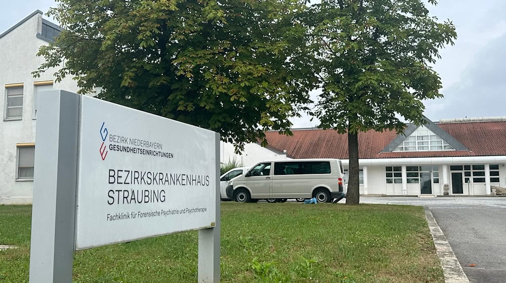 Ein Mitarbeiter des BKH Straubing wurde überwältigt. (Archivbild) / Foto: Ute Wessels/dpa