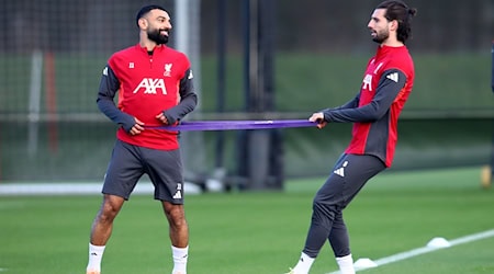 Bayern-Sportvorstand Max Eberl hat Spekulationen über eine mögliche Verpflichtung von Stürmerstar Mohamed Salah (l) vom FC Liverpool zurückgewiesen. / Foto: Tim Markland/PA Wire/dpa