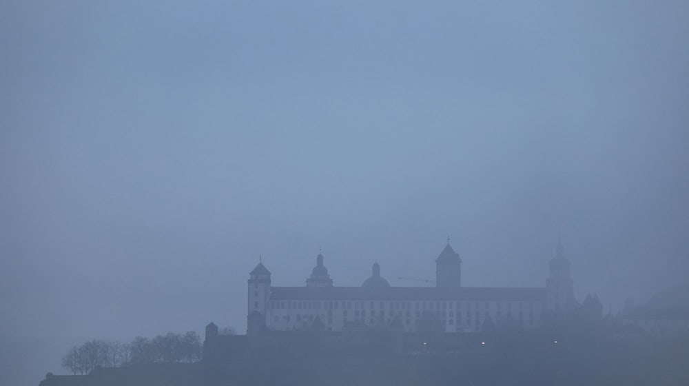 Der Nebel kann sich teils nur zögerlich auflösen, örtlich liegen die Sichtweiten unter 150 Metern. (Symbolbild) / Foto: Karl-Josef Hildenbrand/dpa
