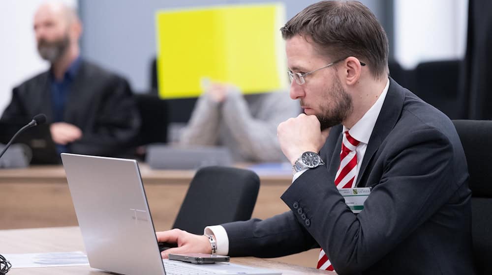 Beate Zschäpe sagt am OLG Dresden in Begleitung eines Anwalts aus. / Foto: Sebastian Kahnert/dpa