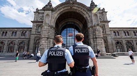 Rund um den Nürnberger Hauptbahnhof wird das Kiffen und das Mitführen von Cannabis verboten. (Archivbild) / Foto: Daniel Karmann/dpa