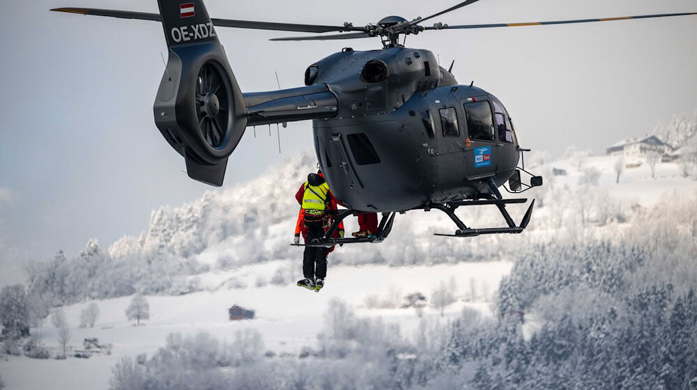 Der Oberbayer wurde nach dem tödlichen Sturz auf der roten Piste von Einsatzkräften geborgen. (Symbolbild) / Foto: Liebl Daniel/Tiroler Tageszeitung/dpa