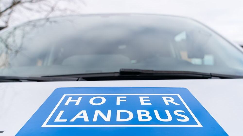 Im Landkreis Hof ist der Landbus inzwischen im kompletten Gebiet unterwegs - mit knapp 2.000 Haltestellen. (Archivbild) / Foto: Nicolas Armer/dpa