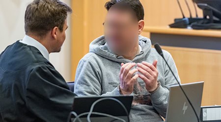 Für den Mord an seinem Onkel ist ein Mann vor dem Landgericht Regensburg zu lebenslanger Haft verurteilt worden. (Archivbild) / Foto: Armin Weigel/dpa