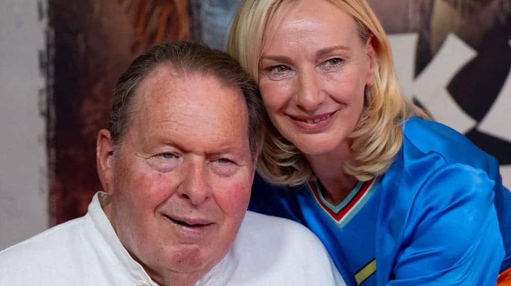 Kabarettist Ottfried Fischer, hier mit seiner Frau Simone, kann nach eigenen Worten mit Moderator Thomas Gottschalk mitfühlen. (Archivbild) / Foto: Sven Hoppe/dpa
