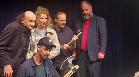 Maximilian Pongratz (unten) ist in Bayern unter anderem als Sänger der Band «Kofelgschroa» bekannt.  / Foto: -/Scharfrichterhaus Passau/dpa