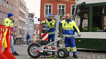 Die Poller-Verschieberei vom Augsburger Weihnachtsmarkt ist inzwischen bundesweit ein Internet-Hit. (Archivbild) / Foto: Malin Wunderlich/dpa