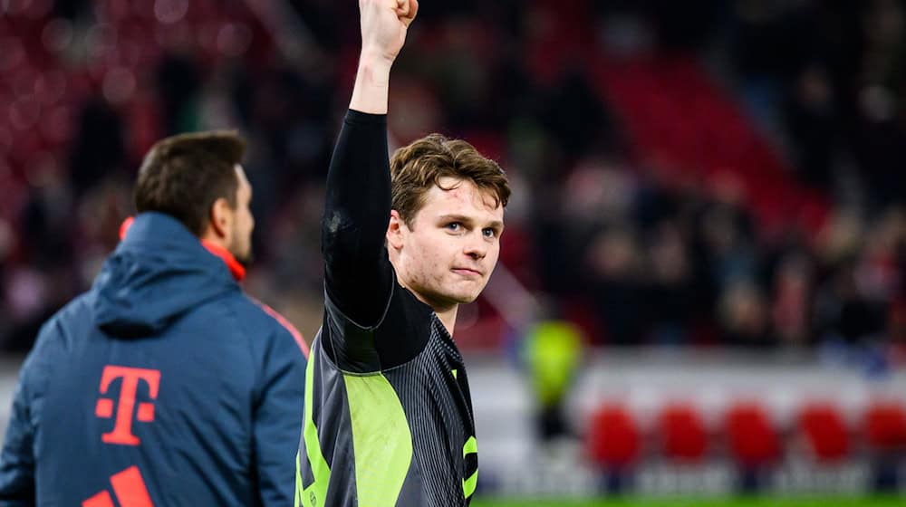 Überzeugte beim Münchner Sieg in Stuttgart: Torwart Jonas Urbig. / Foto: Tom Weller/dpa