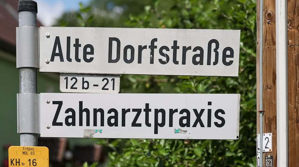 Im ländlichen Raum ist die medizinische Versorgung kein Selbstläufer - mit der Landarztprämie versucht die Staatsregierung Mediziner davon zu überzeugen, sich auch außerhalb beliebter Ballungszentren mit einer Praxis niederzulassen. (Symbolbild) / Foto: Jan Woitas/dpa