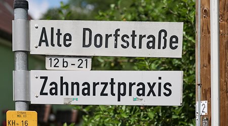 Im ländlichen Raum ist die medizinische Versorgung kein Selbstläufer - mit der Landarztprämie versucht die Staatsregierung Mediziner davon zu überzeugen, sich auch außerhalb beliebter Ballungszentren mit einer Praxis niederzulassen. (Symbolbild) / Foto: Jan Woitas/dpa