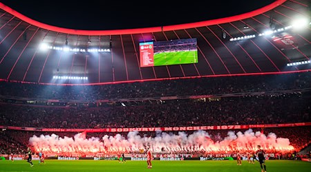 Fans des FC Bayern München zünden Pyrotechnik im Fanblock. (Archivbild) / Foto: Tom Weller/dpa
