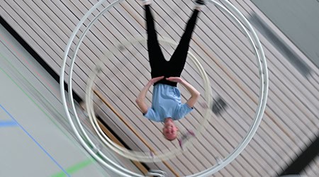 Im Rhönradturnen gibt es drei Disziplinen.  / Foto: Arne Dedert/dpa