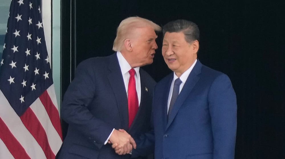 Die USA und China rivalisieren um die globale Vormacht. Für Bayerns Industrie ist die Wirtschaftspolitik beider Großmächte gleichermaßen unerfreulich. (Symbolbild) / Foto: Mark Schiefelbein/AP/dpa