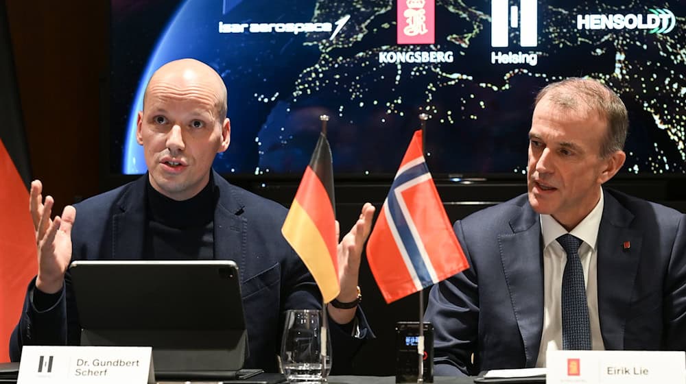 Haben ehrgeizige Pläne im All: Die Chefs von Helsing und Kongsberg. / Foto: Jens Kalaene/dpa
