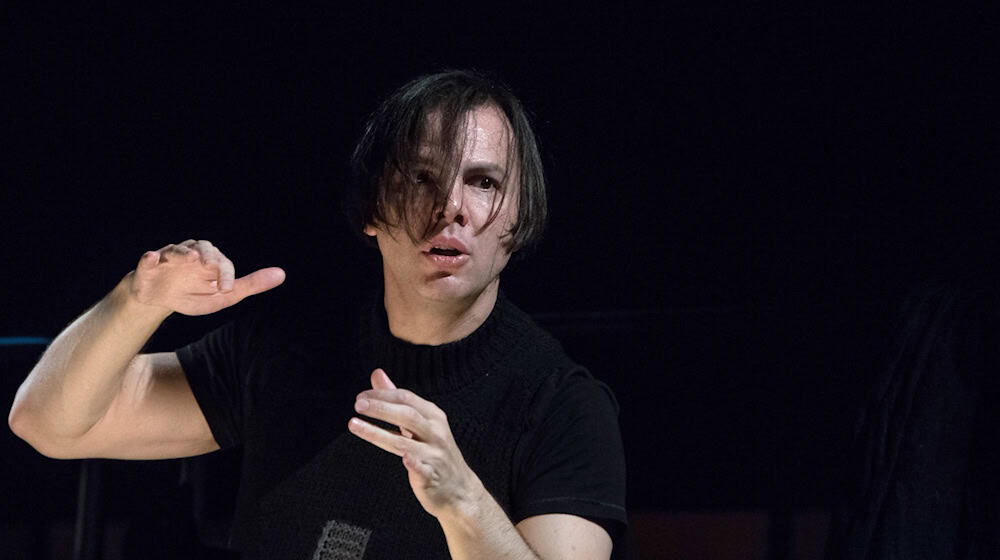 Teodor Currentzis dirigiert bei den Salzburger Festspielen 2026 die Bizet-Oper «Carmen». (Archivfoto) / Foto: Sebastian Gollnow/dpa