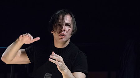 Teodor Currentzis dirigiert bei den Salzburger Festspielen 2026 die Bizet-Oper «Carmen». (Archivfoto) / Foto: Sebastian Gollnow/dpa