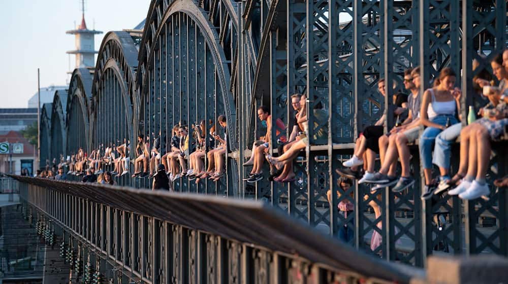 Die Stahlkonstruktion der Hackerbrücke ist auch ein beliebter Aussichtspunkt für junge Menschen in München. (Archivbild) / Foto: Sven Hoppe/dpa