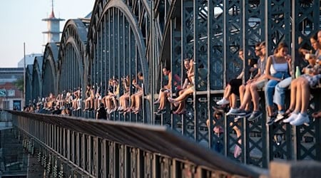 Die Stahlkonstruktion der Hackerbrücke ist auch ein beliebter Aussichtspunkt für junge Menschen in München. (Archivbild) / Foto: Sven Hoppe/dpa