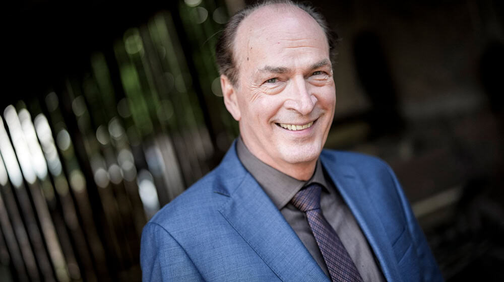 Herbert Knaup mag körperliche Arbeit. (Archivbild) / Foto: Christian Charisius/dpa