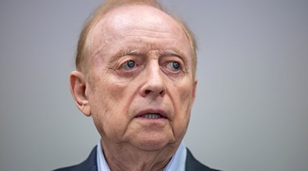 Bleibt trotz Fristablaufs auf freiem Fuß: Alfons Schuhbeck. (Archivbild) / Foto: Peter Kneffel/dpa