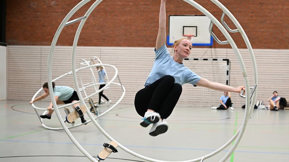 Rhönradturnerinnen wie Klara Kiefer schätzen die Eleganz und Vielfältigkeit ihres Sportgeräts. / Foto: Arne Dedert/dpa