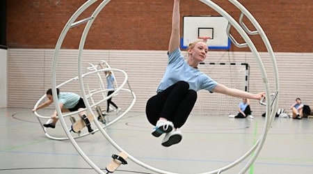 Rhönradturnerinnen wie Klara Kiefer schätzen die Eleganz und Vielfältigkeit ihres Sportgeräts. / Foto: Arne Dedert/dpa