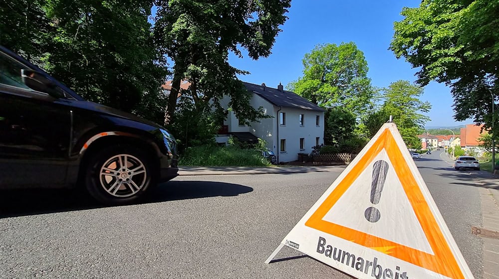Ein solches Seil, dass 2023 im oberfränkischen Memmelsdorf gespannt wurde, soll nun auch in Nürnberg Eichhörnchen sicher über die Straße helfen. (Archivbild) / Foto: Pia Bayer/dpa