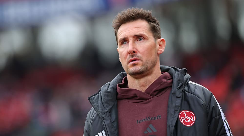 Miroslav Klose stimmt seine Mannschaft ab dem 2. Januar auf die Rückrunde ein. (Archivbild) / Foto: Daniel Karmann/dpa