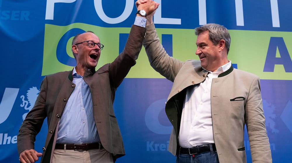 Kanzler Friedrich Merz (CDU, links) und CSU-Chef Markus Söder haben seit dem Regierungswechsel bei der Bundestagswahl im Frühjahr nur wenig Grund zu ausgelassenem Jubel - die Stimmung in Deutschland ist weiterhin eher pessimistisch und die Union kann in Umfragen nicht von ihrer eigenen Regierungsarbeit profitieren. (Archivbild) / Foto: Sven Hoppe/dpa