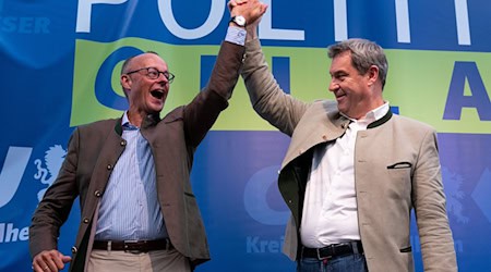 Kanzler Friedrich Merz (CDU, links) und CSU-Chef Markus Söder haben seit dem Regierungswechsel bei der Bundestagswahl im Frühjahr nur wenig Grund zu ausgelassenem Jubel - die Stimmung in Deutschland ist weiterhin eher pessimistisch und die Union kann in Umfragen nicht von ihrer eigenen Regierungsarbeit profitieren. (Archivbild) / Foto: Sven Hoppe/dpa