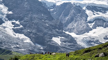 Der Bergsommer 2025 war geprägt von großer Hitze und hoch gelegenen Null-Grad-Grenzen. (Symbolbild) / Foto: Peter Schneider/KEYSTONE/dpa