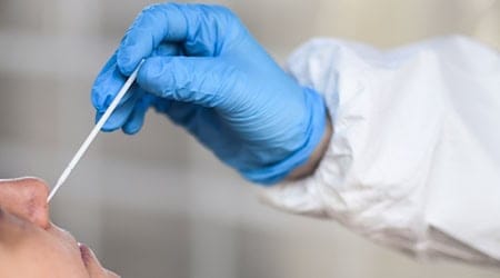 Für fingierte Corona-Tests soll ein Mann in Schwaben mehr als 200.000 Euro bekommen haben. (Symbolbild) / Foto: Kira Hofmann/dpa-Zentralbild/dpa